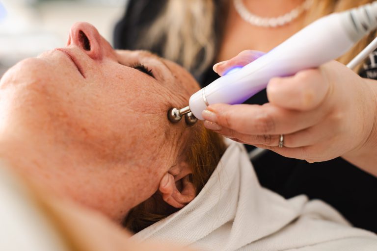 Collaboratrice di Le Sisters Beauty & Hair e Adara Nails Club a Negrar (VR) mentre esegue un trattamento estetico professionale